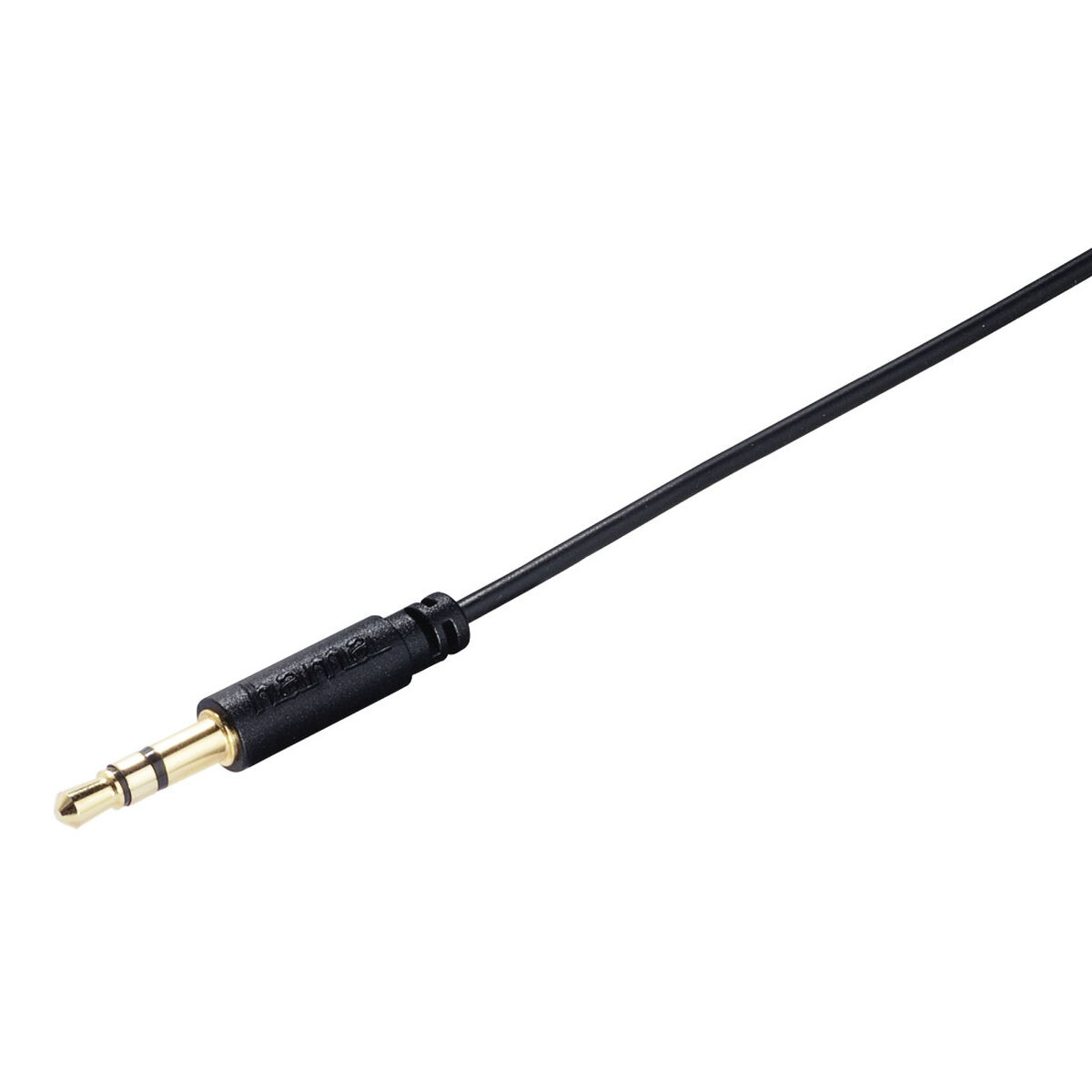 Gros plan d'une prise audio noire avec une pointe dorée, sur fond blanc.