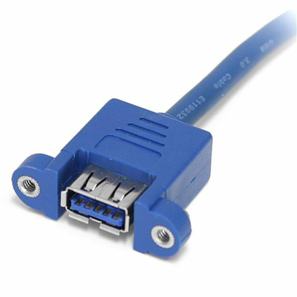 Un conector USB 3.0 azul con cable, contra un fondo blanco.