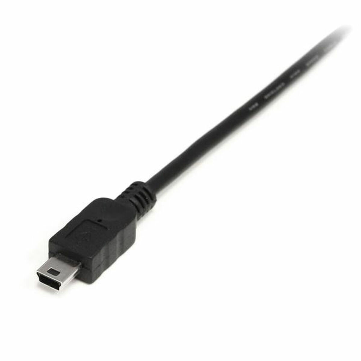Zwarte mini-USB-kabel, schuine connector, witte achtergrond.