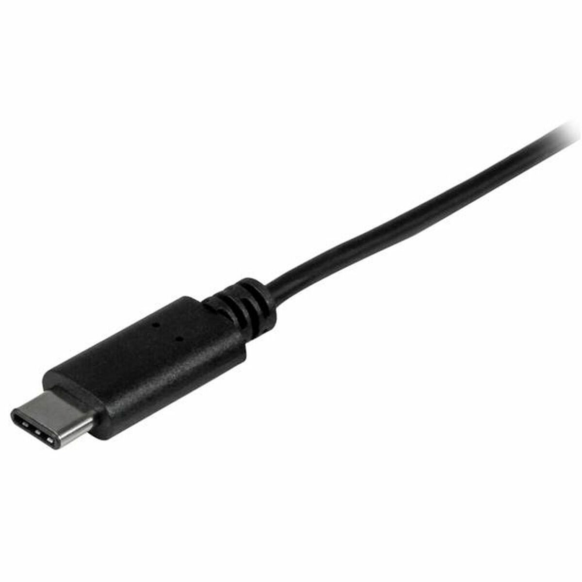 Zwarte USB-C-kabel. De connector zit aan de linkerkant. Zwarte achtergrond.
