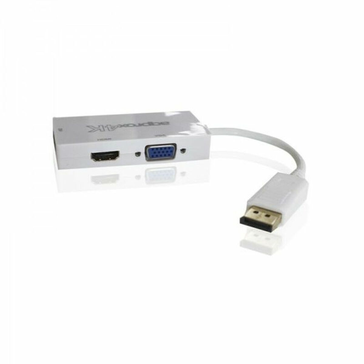 Un adaptador blanco con puertos HDMI, VGA y DisplayPort, conectado por un cable blanco.