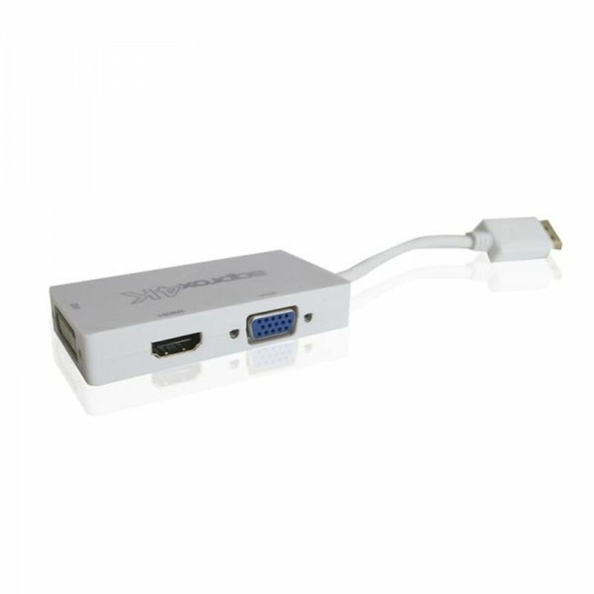 Adaptador blanco con puertos HDMI y VGA, conectado a DisplayPort con un cable blanco.