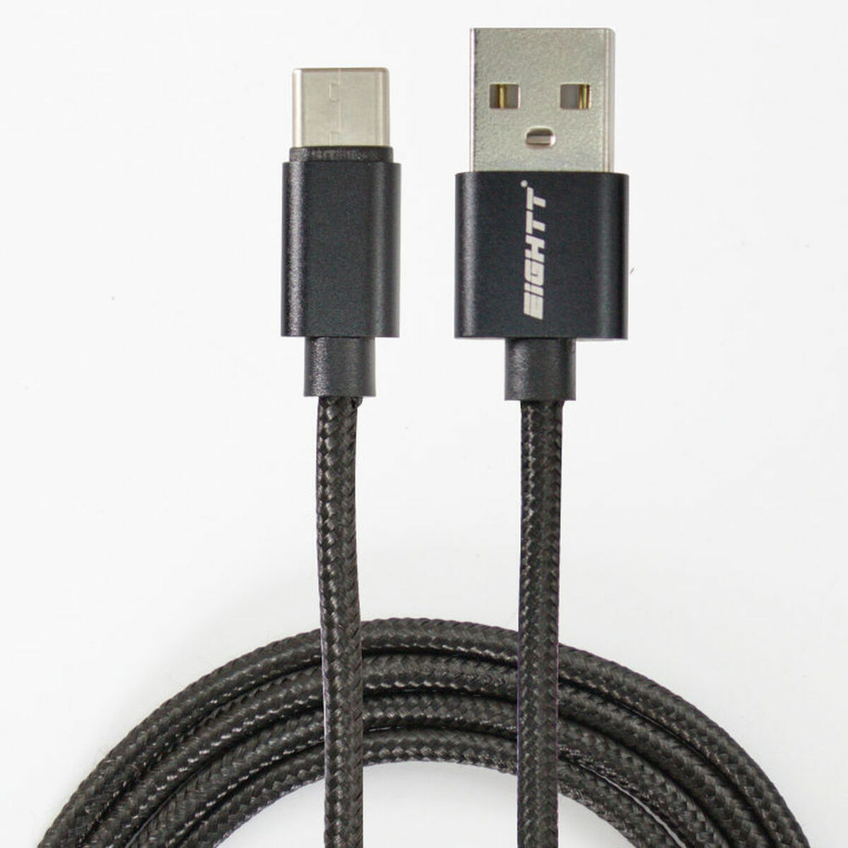Due cavi da USB-C a USB-A neri con marchio Eightt, sfondo bianco e nero.