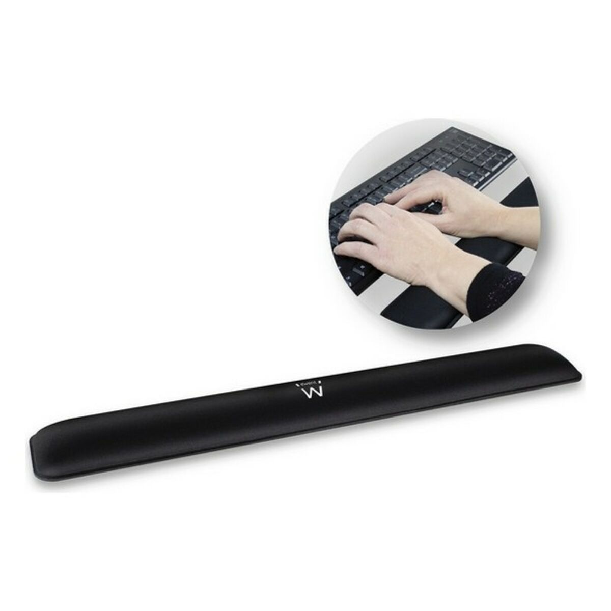 Un reposamuñecas negro para un teclado. Un teclado y manos escribiendo en el recuadro.