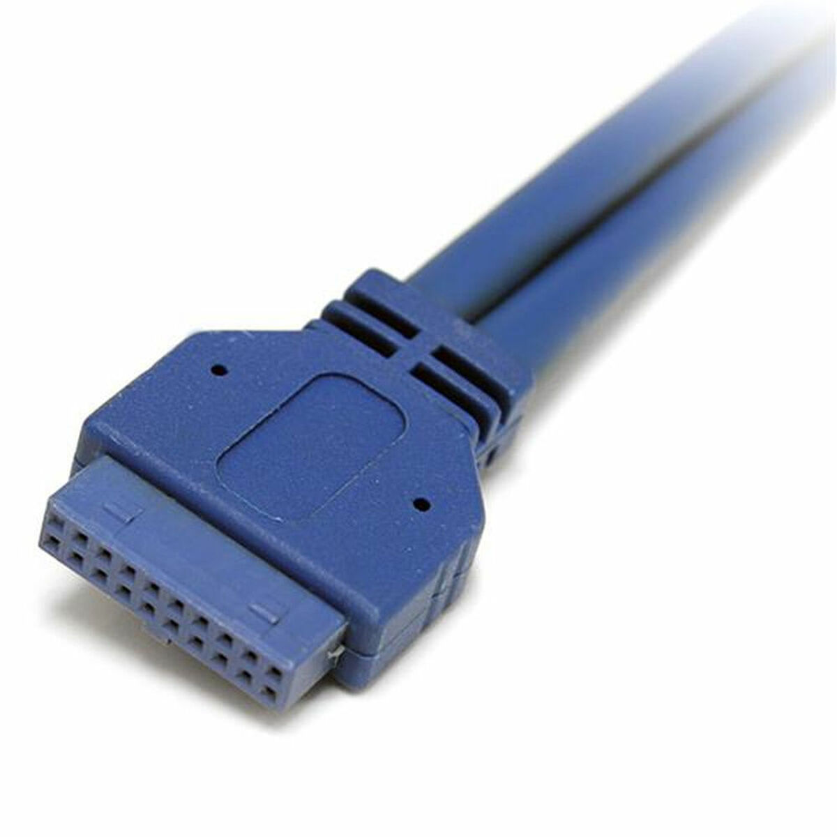 Cable de datos SATA azul con conectores, primer plano sobre fondo blanco.