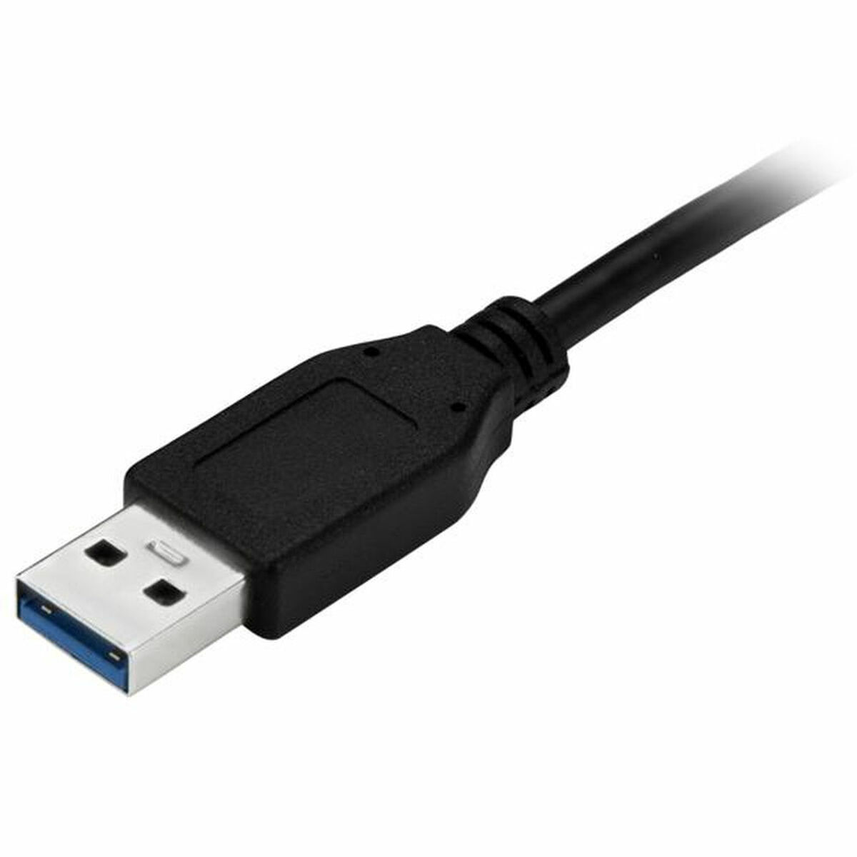 Een zwarte USB-A-kabel met een connector met een blauwe inzet op een witte achtergrond.