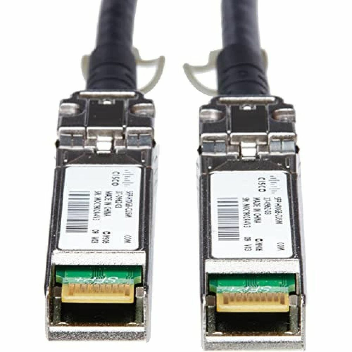 Dwa kable SFP+ z zielonymi i żółtymi złączami, z etykietami, na białym tle.