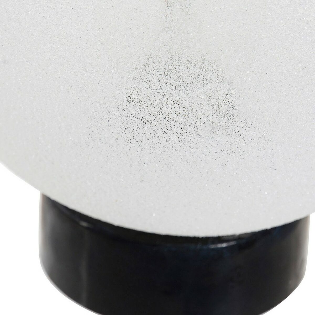 Primer plano de una lámpara globo blanca esmerilada con una base negra sobre fondo blanco.