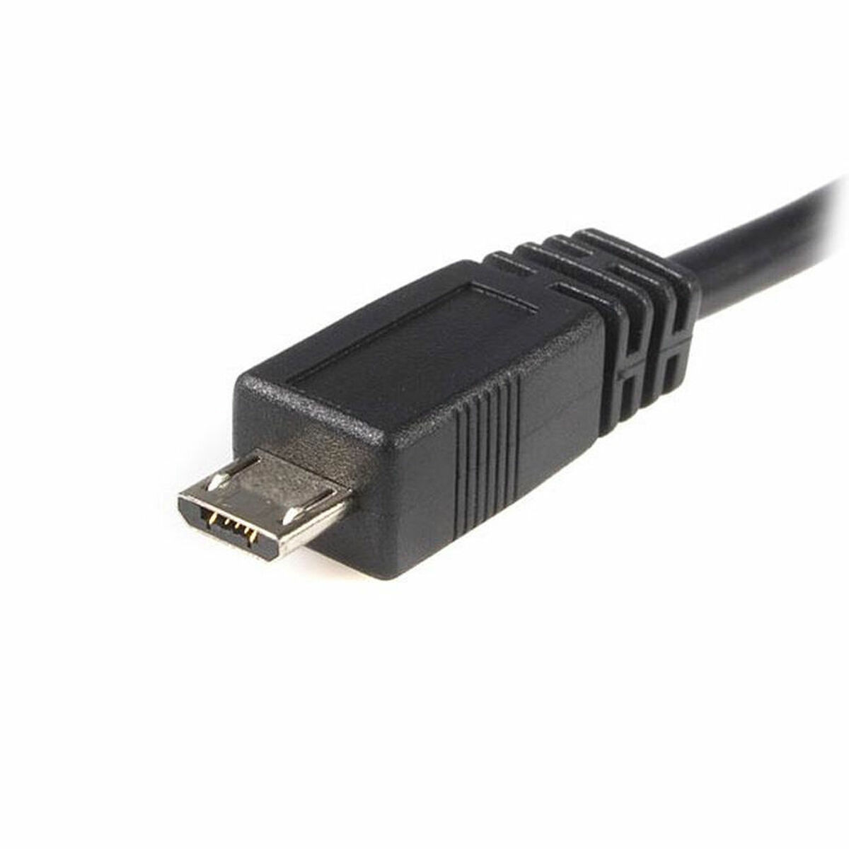 Close-up van een zwarte micro USB kabel connector, tegen een witte achtergrond.