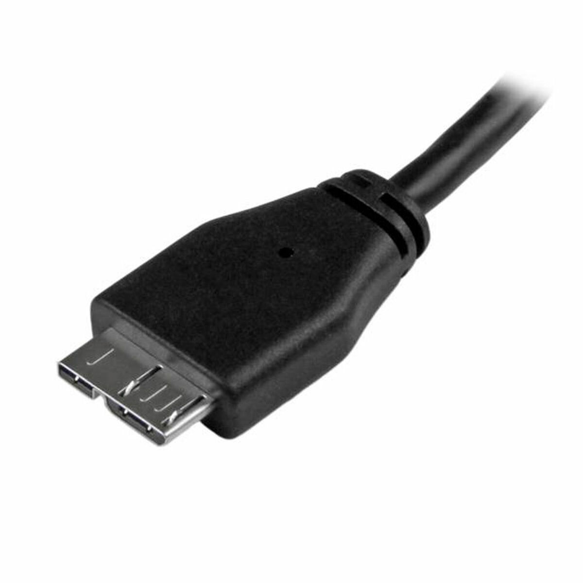 Close-up van een zwarte micro-USB-connector, witte achtergrond.