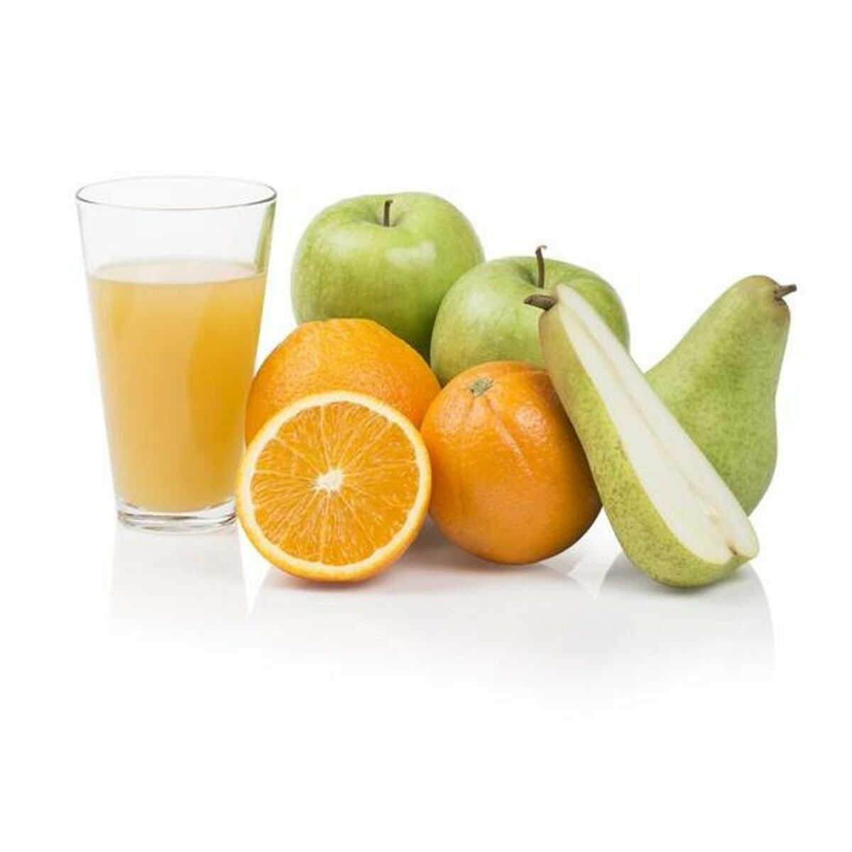 Vaso de zumo de naranja y varias frutas: manzanas, naranjas y una rodaja de pera.