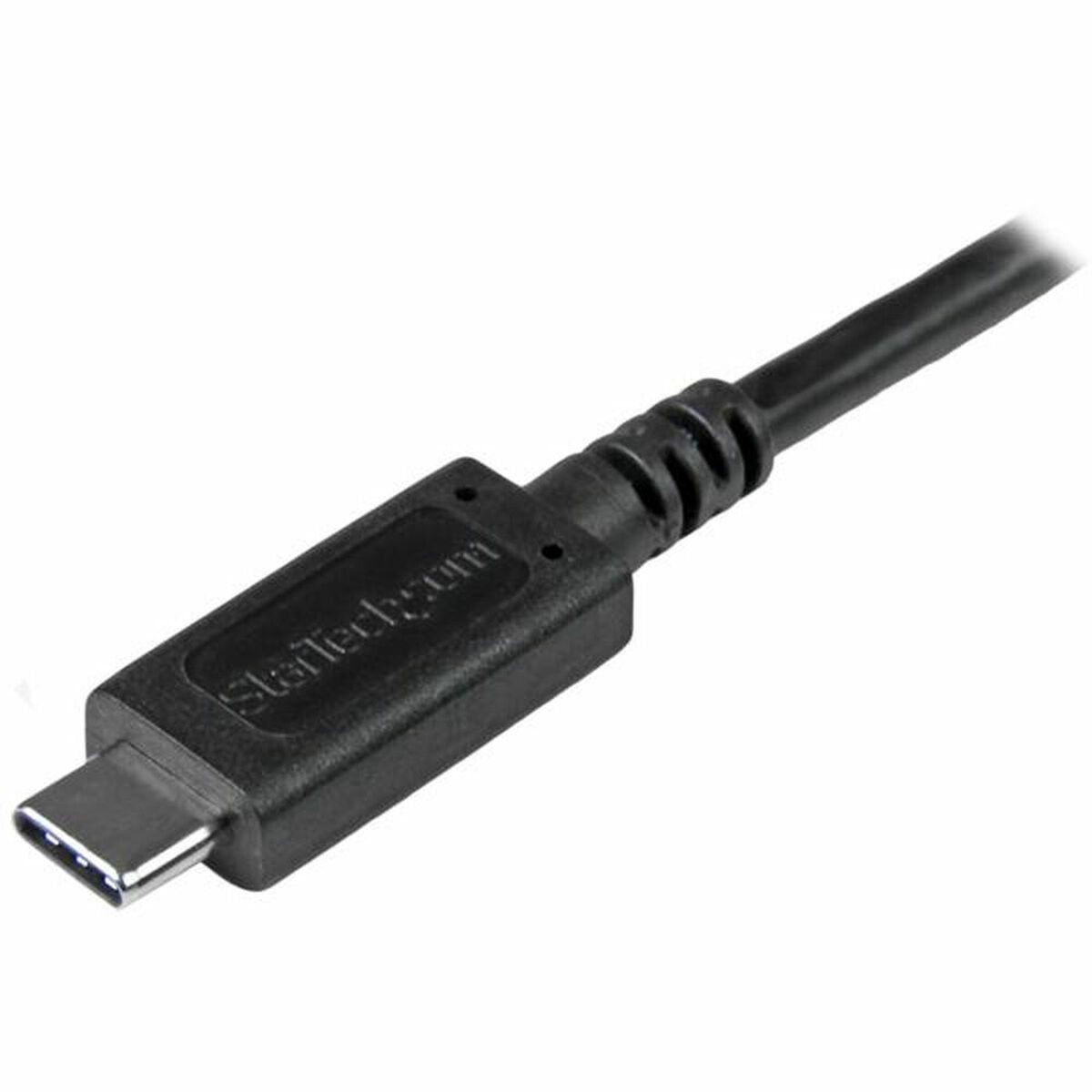 Een zwarte USB-C-kabel met een zwarte StarTech.com-connector, op een witte achtergrond.