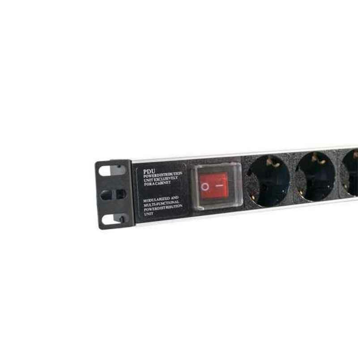 Unidad de distribución de energía negra con enchufes y un interruptor rojo. Aislado en blanco.