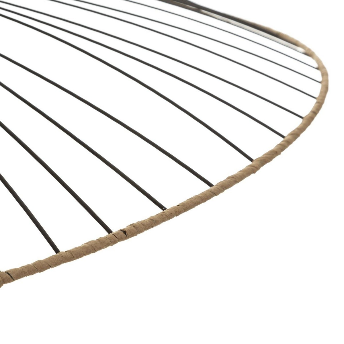 Primer plano del borde de una pantalla de lámpara colgante negra con tela beige.