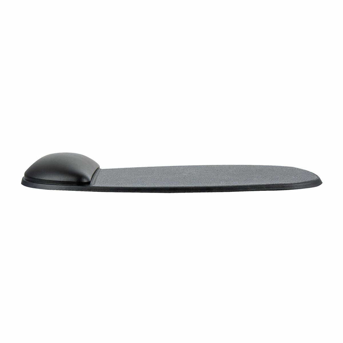Schwarzes Mauspads mit Handgelenkauflage. Weißer Hintergrund.