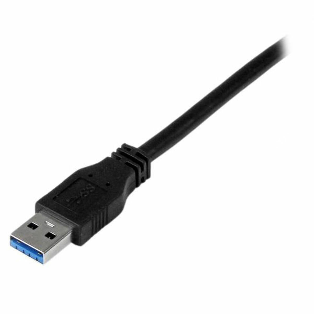 Close-up van een zwarte USB-kabel met een USB 3.0-connector. Witte achtergrond.