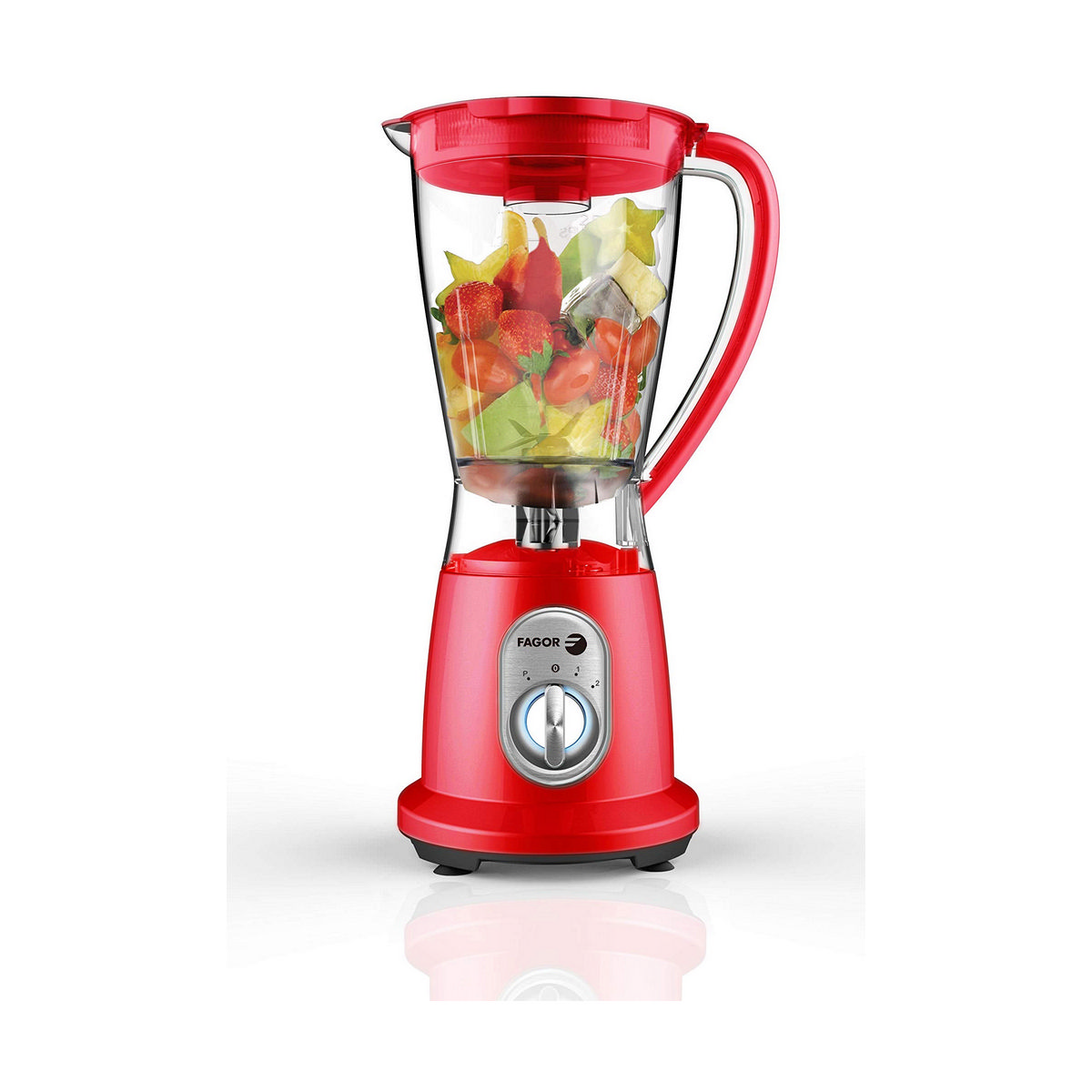 Licuadora roja con fruta dentro. Tiene un recipiente transparente y una base roja. La marca es Fagor.