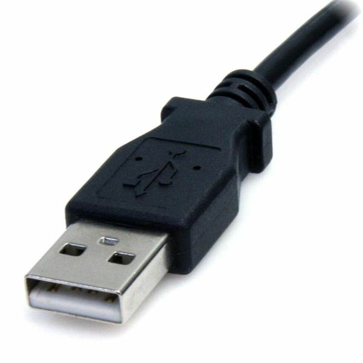 Primer plano de un conector de cable USB negro sobre fondo blanco.