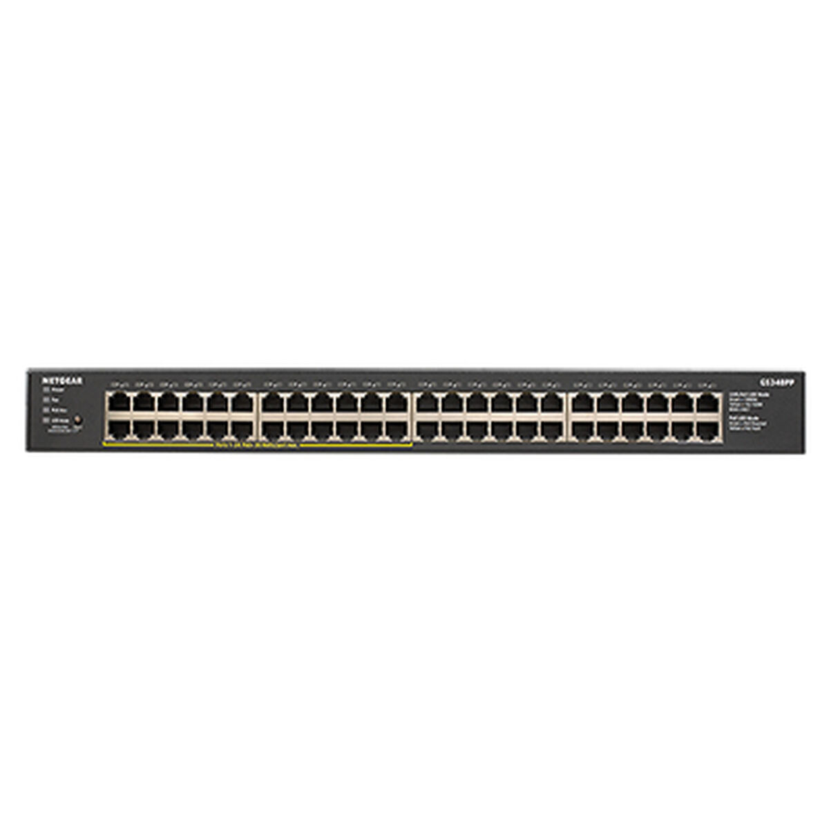 Een lange, zwarte Netgear switch met veel poorten. Het wordt van voren gezien.
