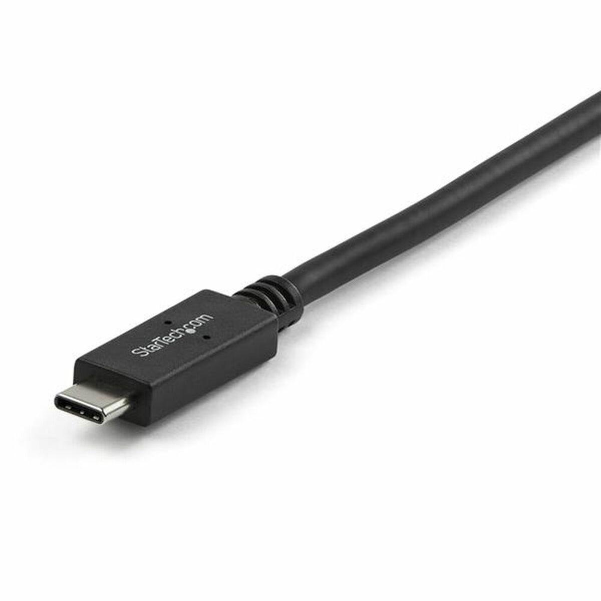 Een zwarte Startech USB-C-kabel met een connector aan één uiteinde, op een witte achtergrond.