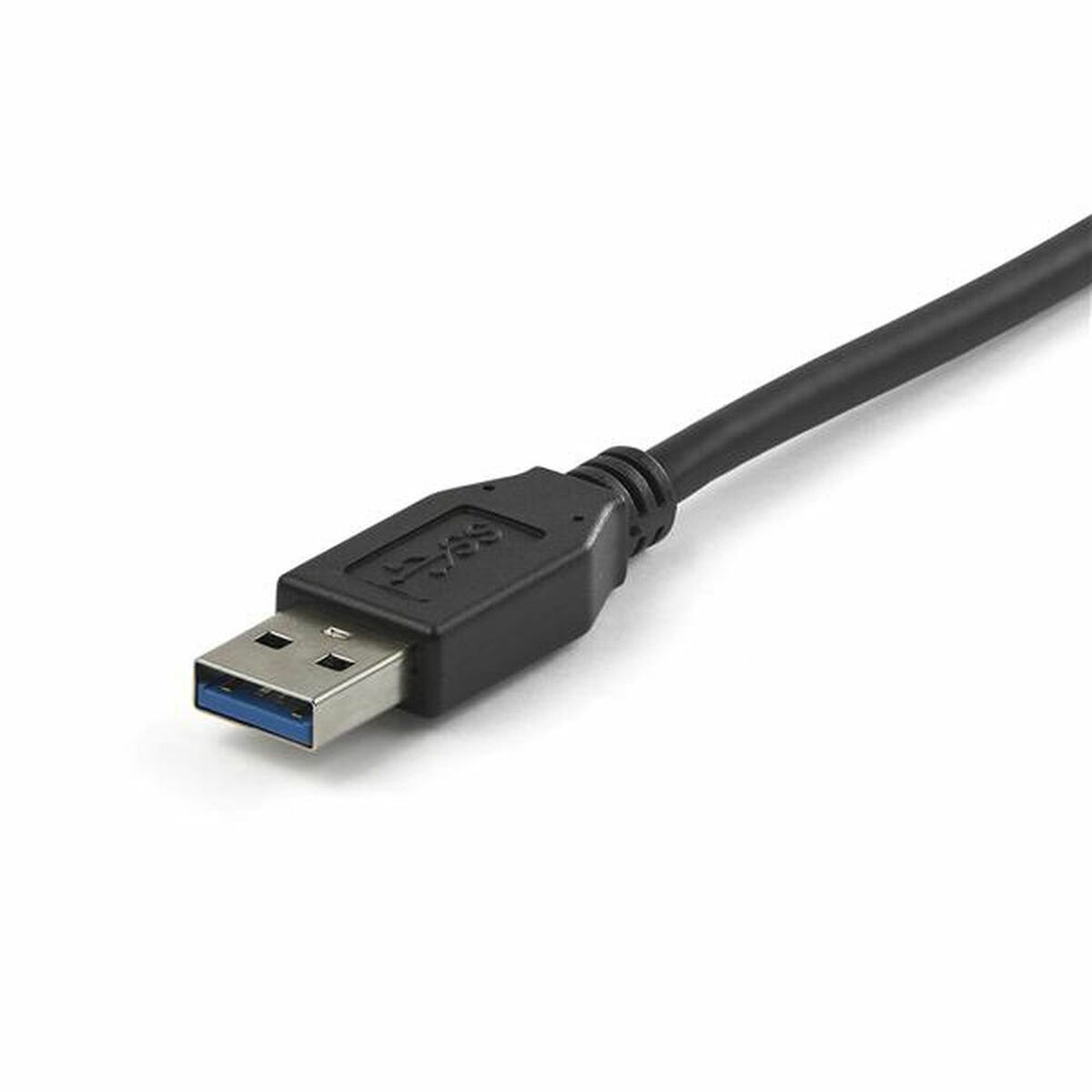 Zwarte USB-kabel met USB-A-connector. De USB-A-connector heeft een blauwe binnenkant. Witte achtergrond.