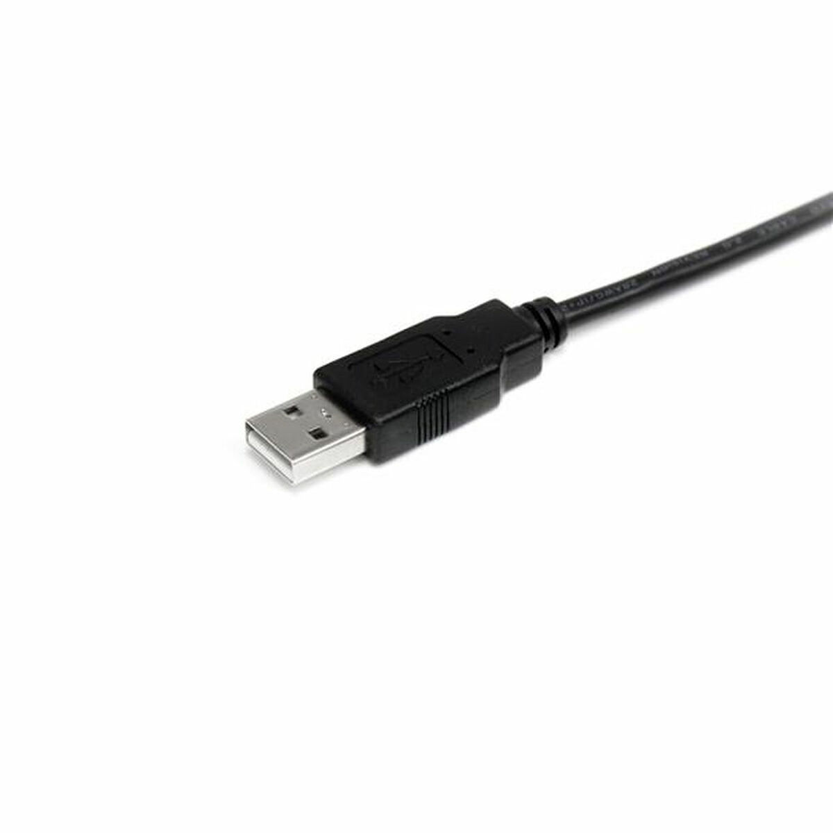 Zwarte USB-kabel met een mannelijke connector. Close-up.