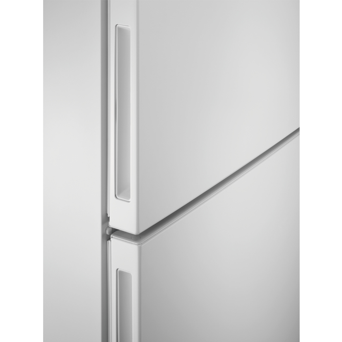 Primer plano de un refrigerador blanco con puertas y manijas visibles. El refrigerador está limpio.
