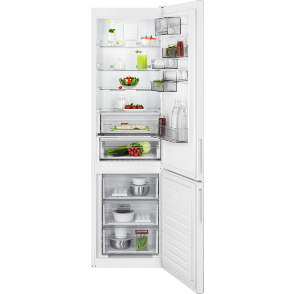 Refrigerador blanco, abierto, mostrando estantes y cajones llenos de comida. Fondo blanco.