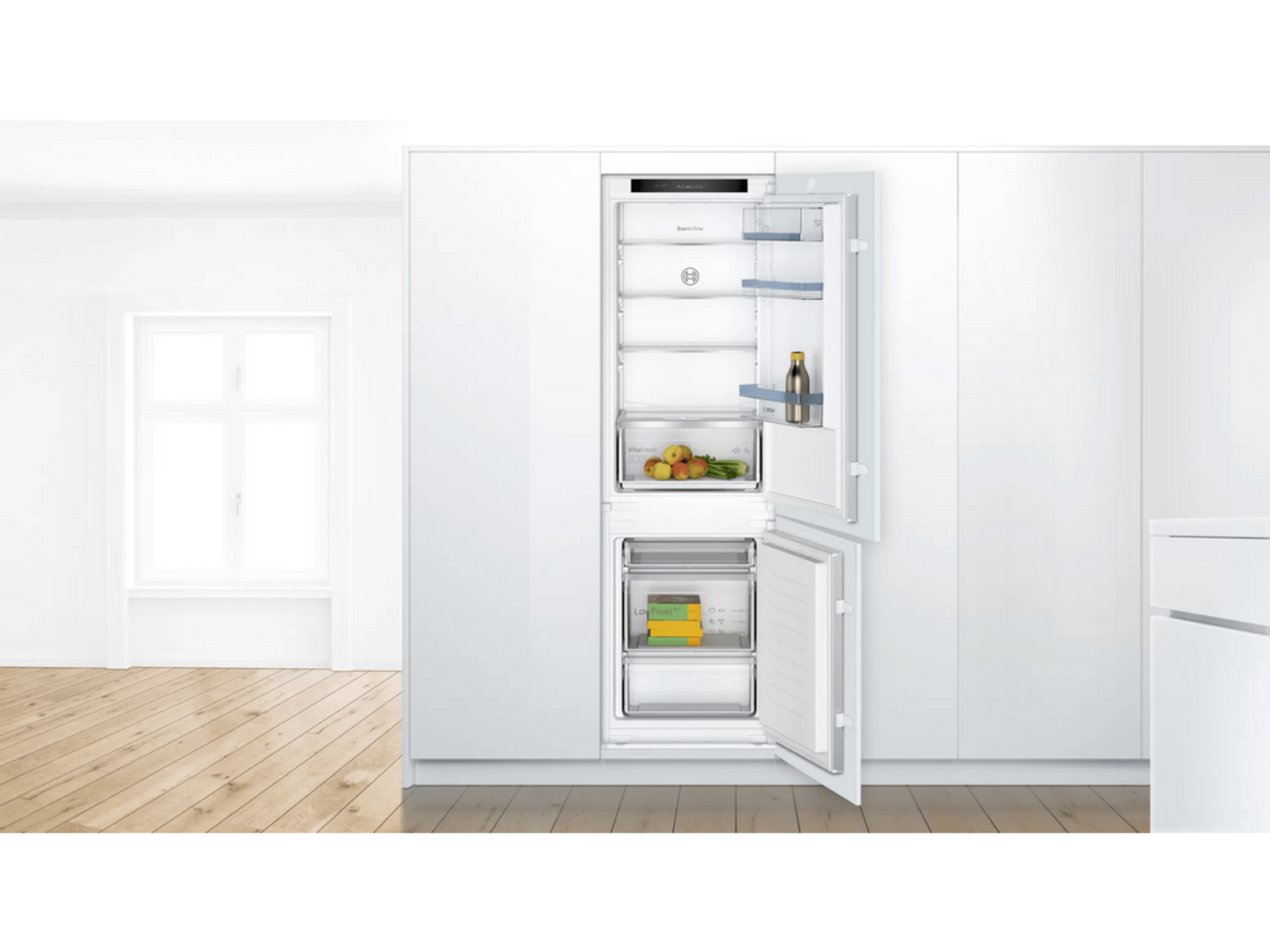 Einbaukühlschrank mit offenen Türen, zeigt Regale und Lebensmittel im Inneren.