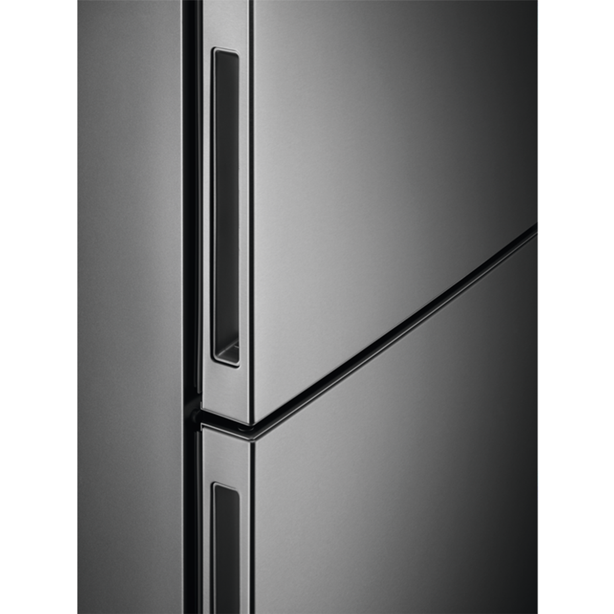 Primer plano de un refrigerador de acero inoxidable. Mango y detalles de la puerta.