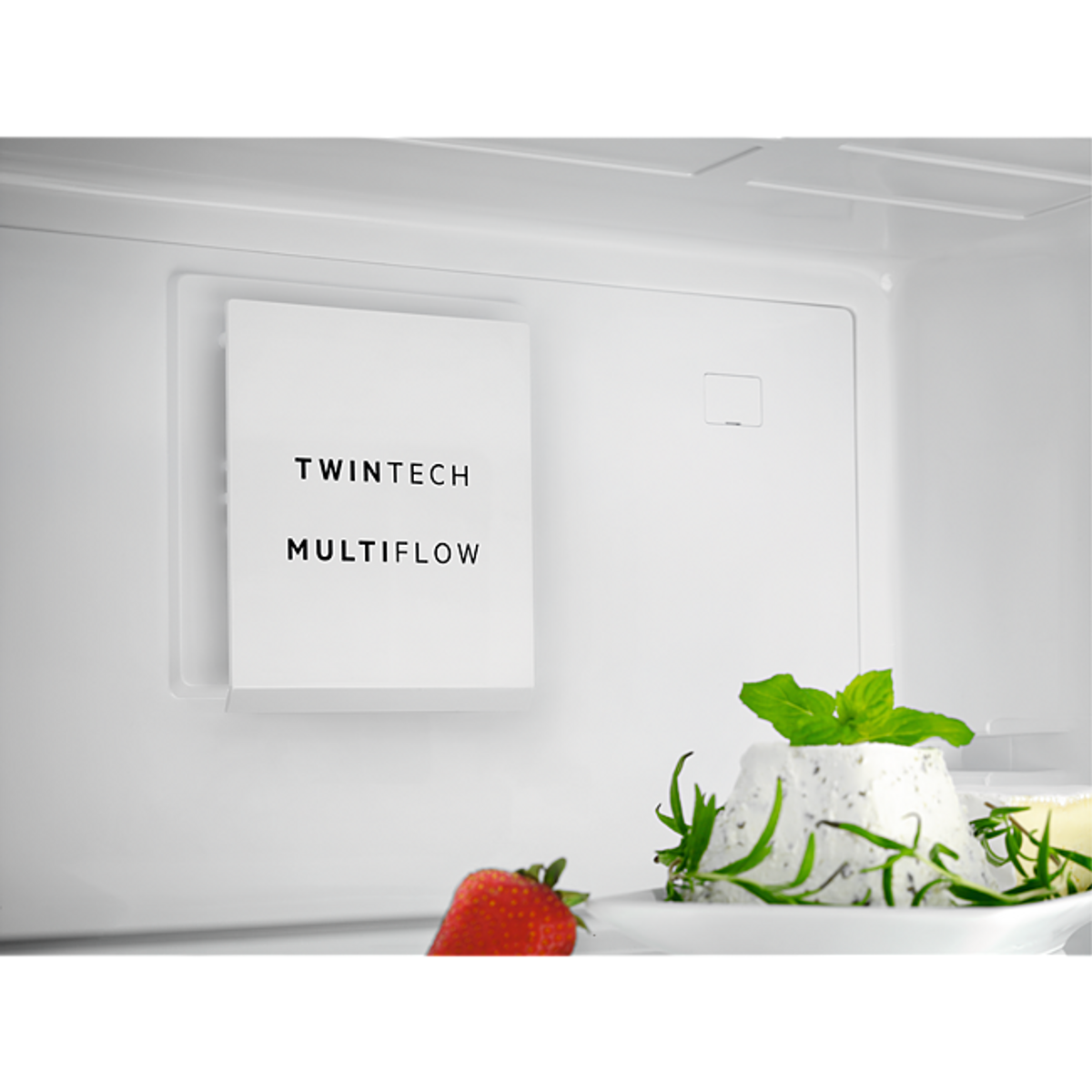 Binnenkant koelkast: TwinTech Multiflow paneel, aardbei en bord met kaas en kruiden.