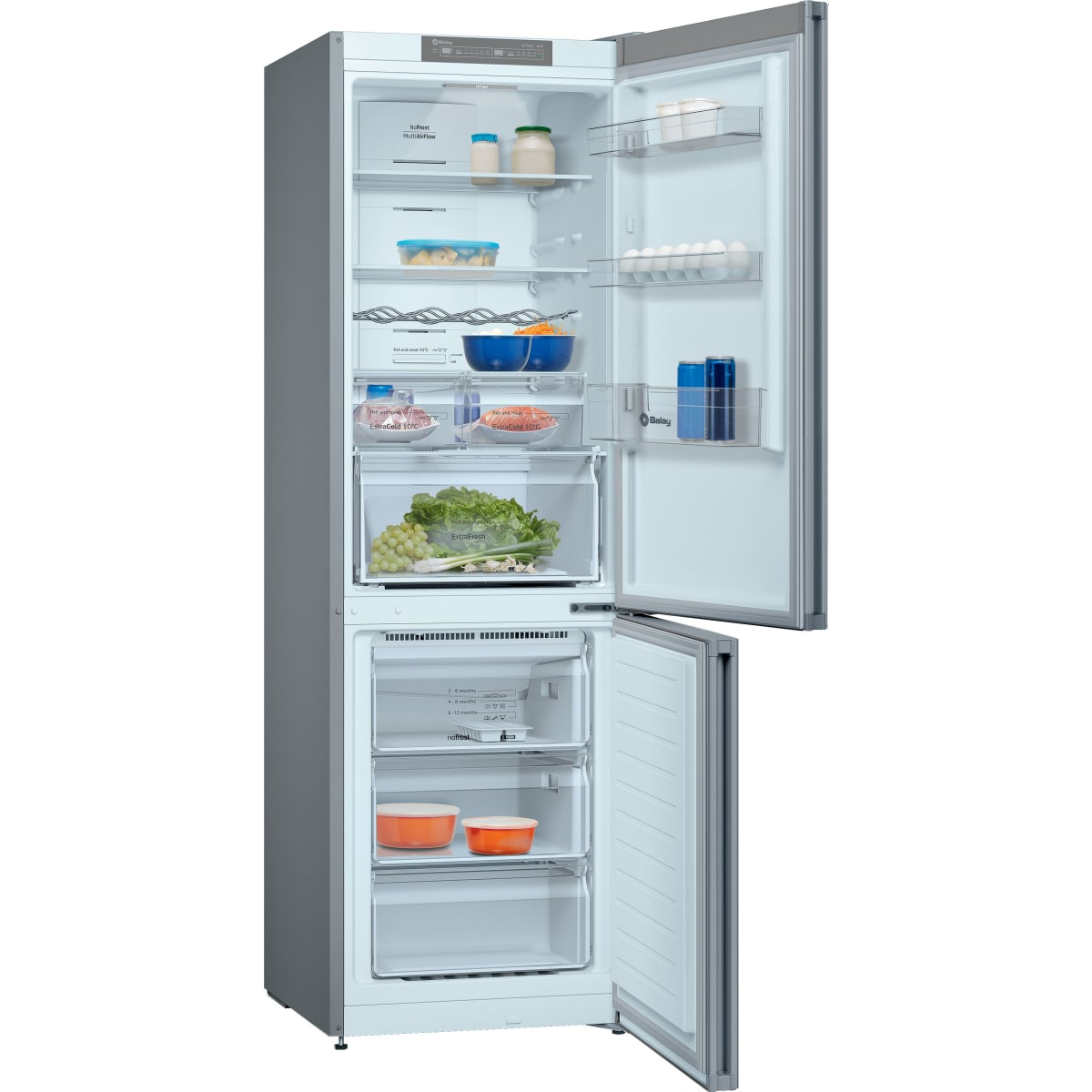 Un refrigerador blanco con la puerta abierta, que muestra estantes, cajones y alimentos.