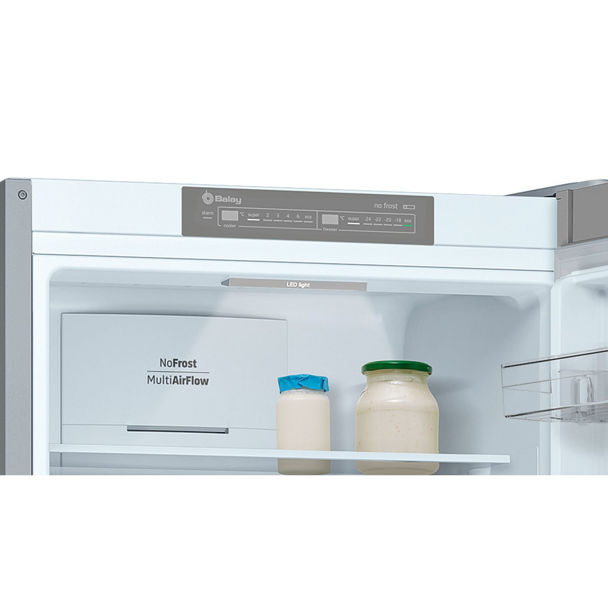 Interior de un refrigerador con frascos, botellas y un panel de control con ajustes.