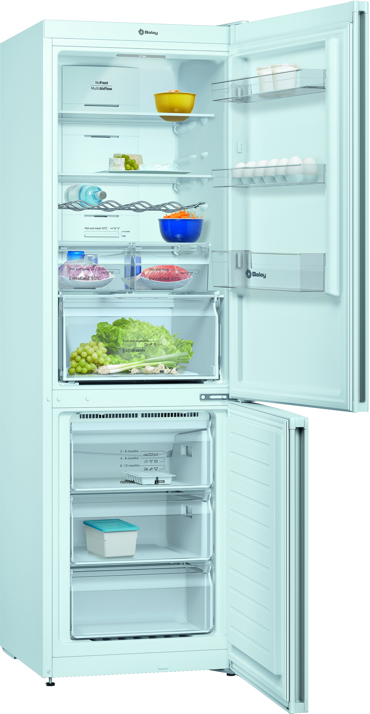 Un refrigerador blanco con las puertas abiertas, revelando estantes con alimentos en el interior.