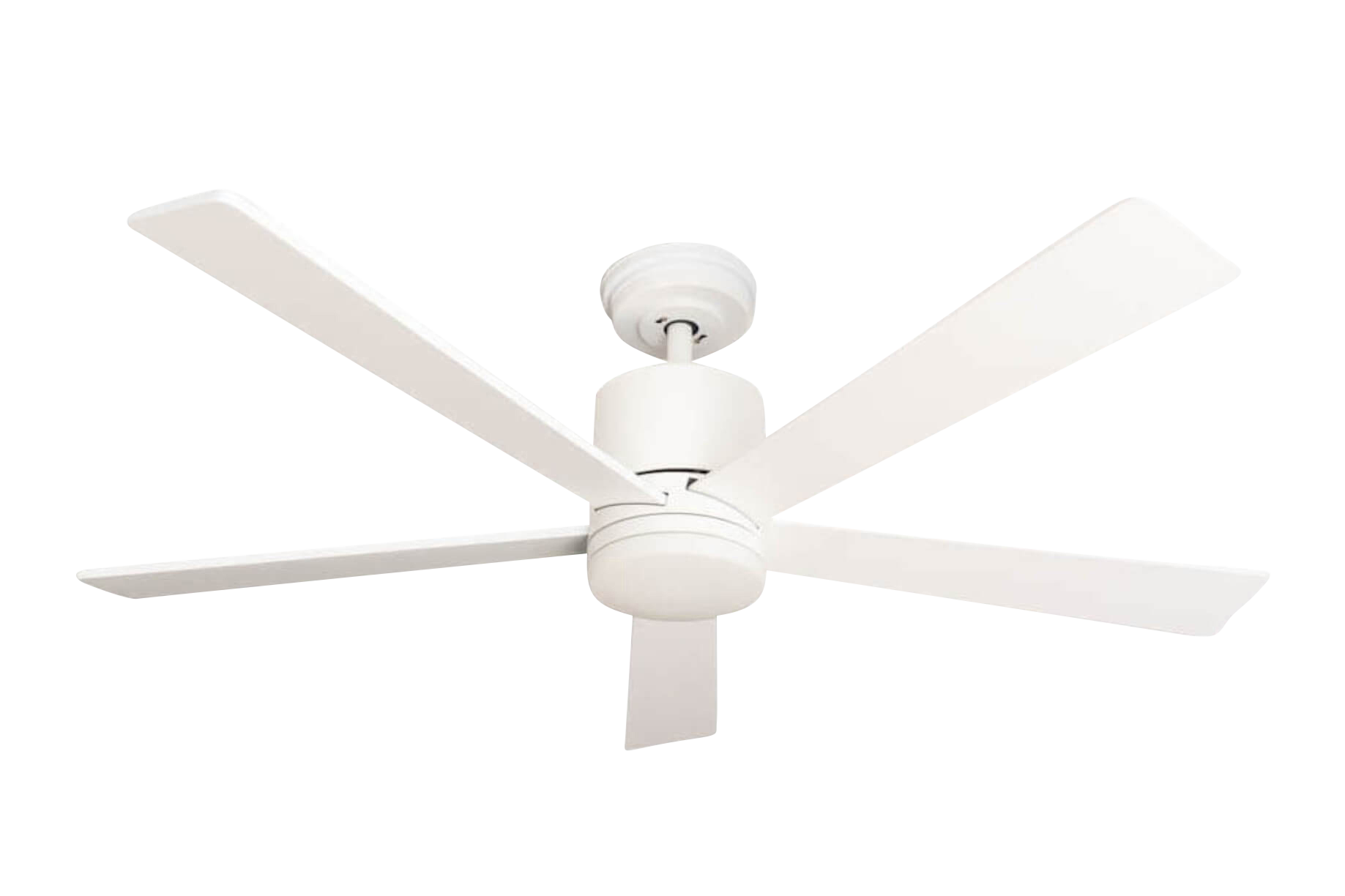 Ein weißer Deckenventilator mit fünf Flügeln. Die Flügel sind abgewinkelt, das Motorgehäuse ist weiß.