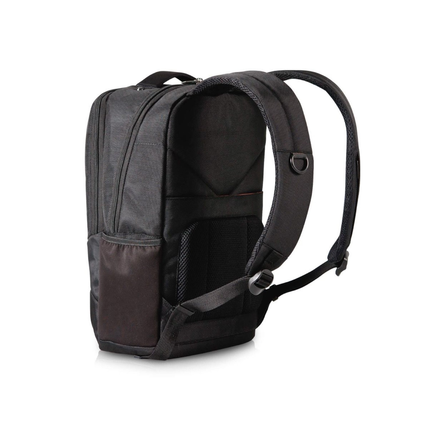 Schwarzer Rucksack mit Vordertasche und gepolsterten Trägern. Der Rücken ist vor weißem Hintergrund.