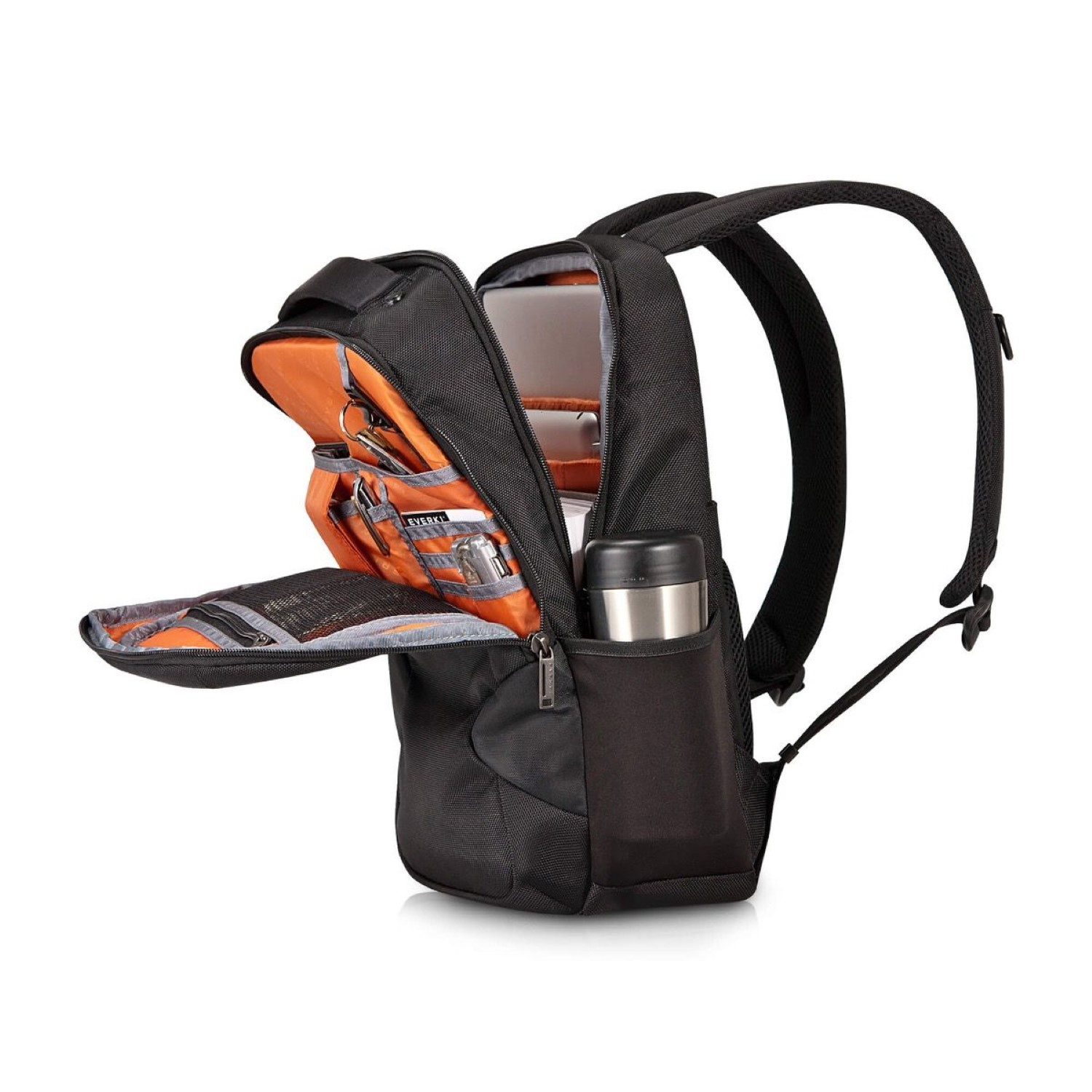 Schwarzer Rucksack mit mehreren offenen Fächern. Enthält Laptop, Schlüssel und Wasserflasche.