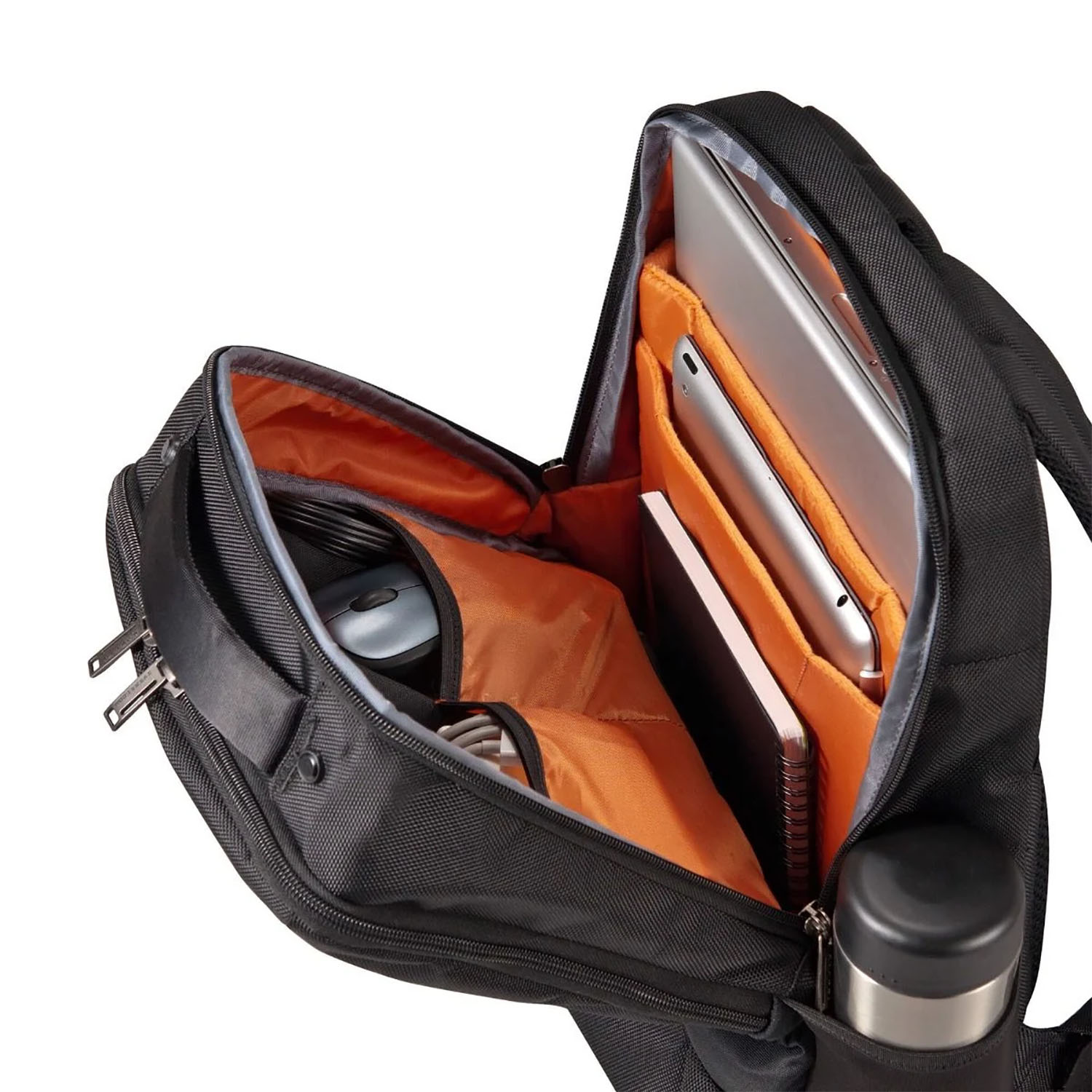Offener schwarzer Rucksack, gefüllt mit Gegenständen. Zu den Gegenständen gehören ein Laptop, ein Tablet, eine Maus und ein Notizbuch.
