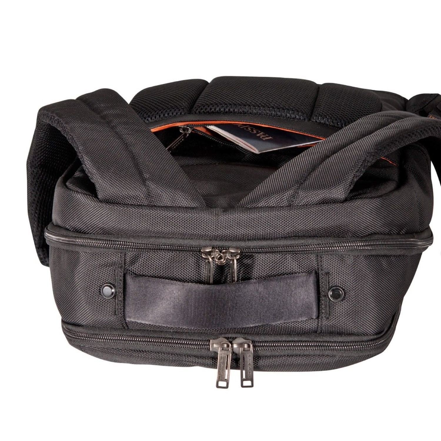 Schwarzer Rucksack, Draufsicht. Hat Reißverschlüsse, einen Griff und eine offene Tasche mit einem Reisepass.
