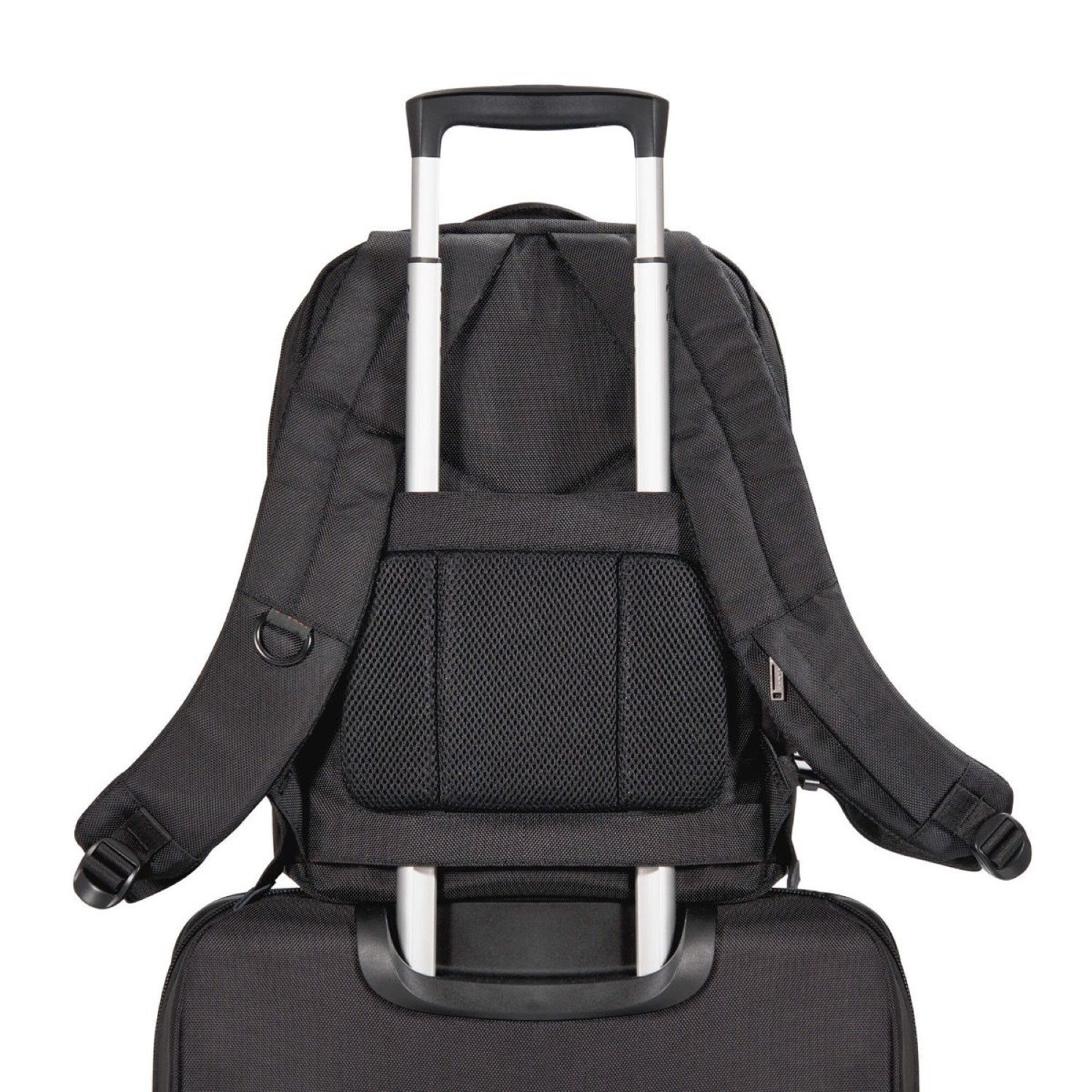Schwarzer Rucksack auf einem Rollkoffer, Griff ausgezogen. Schwarze Tasche mit Netz auf der Rückseite.