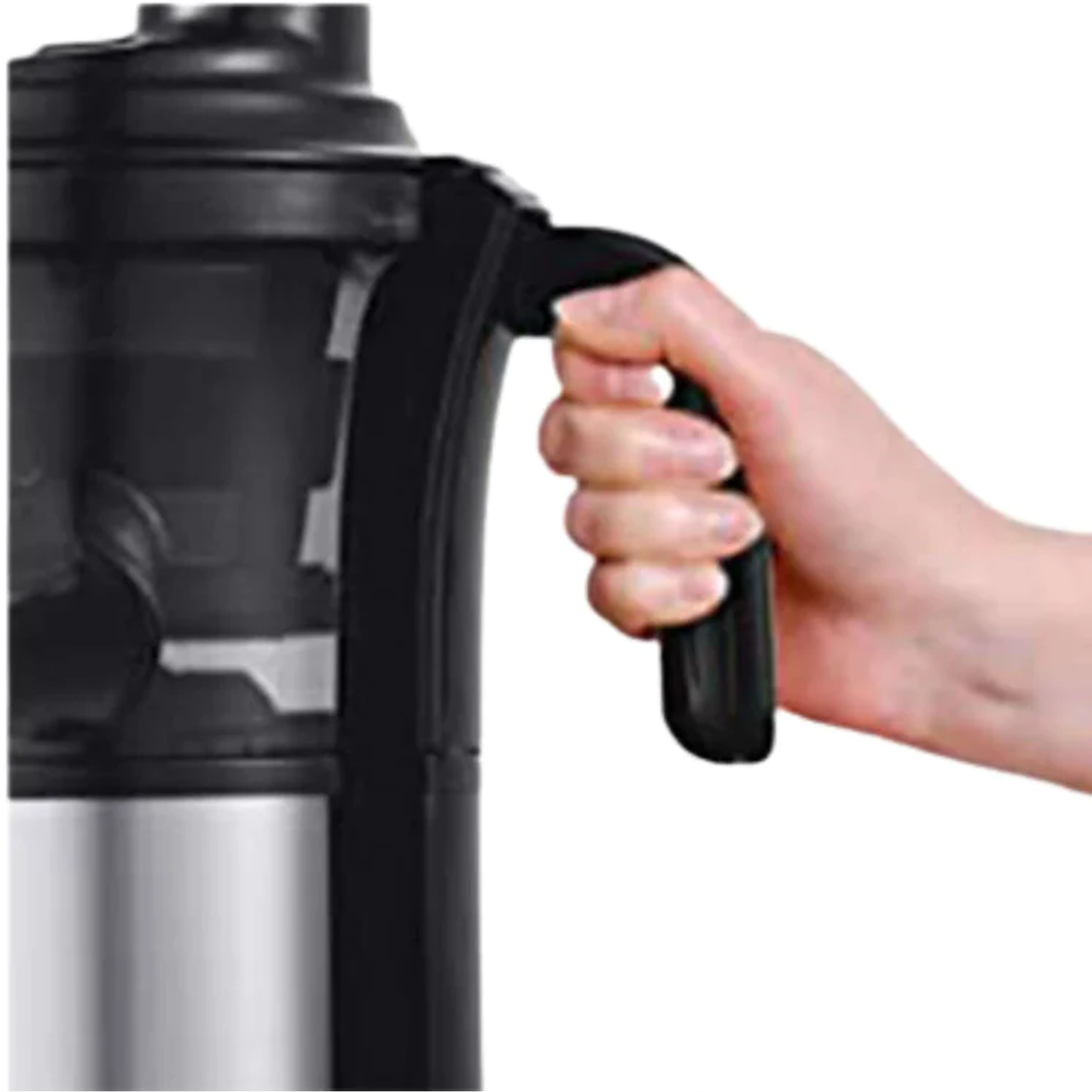 Hand hält schwarzen Entsaftergriff. Der Entsafter ist schwarz und silber.