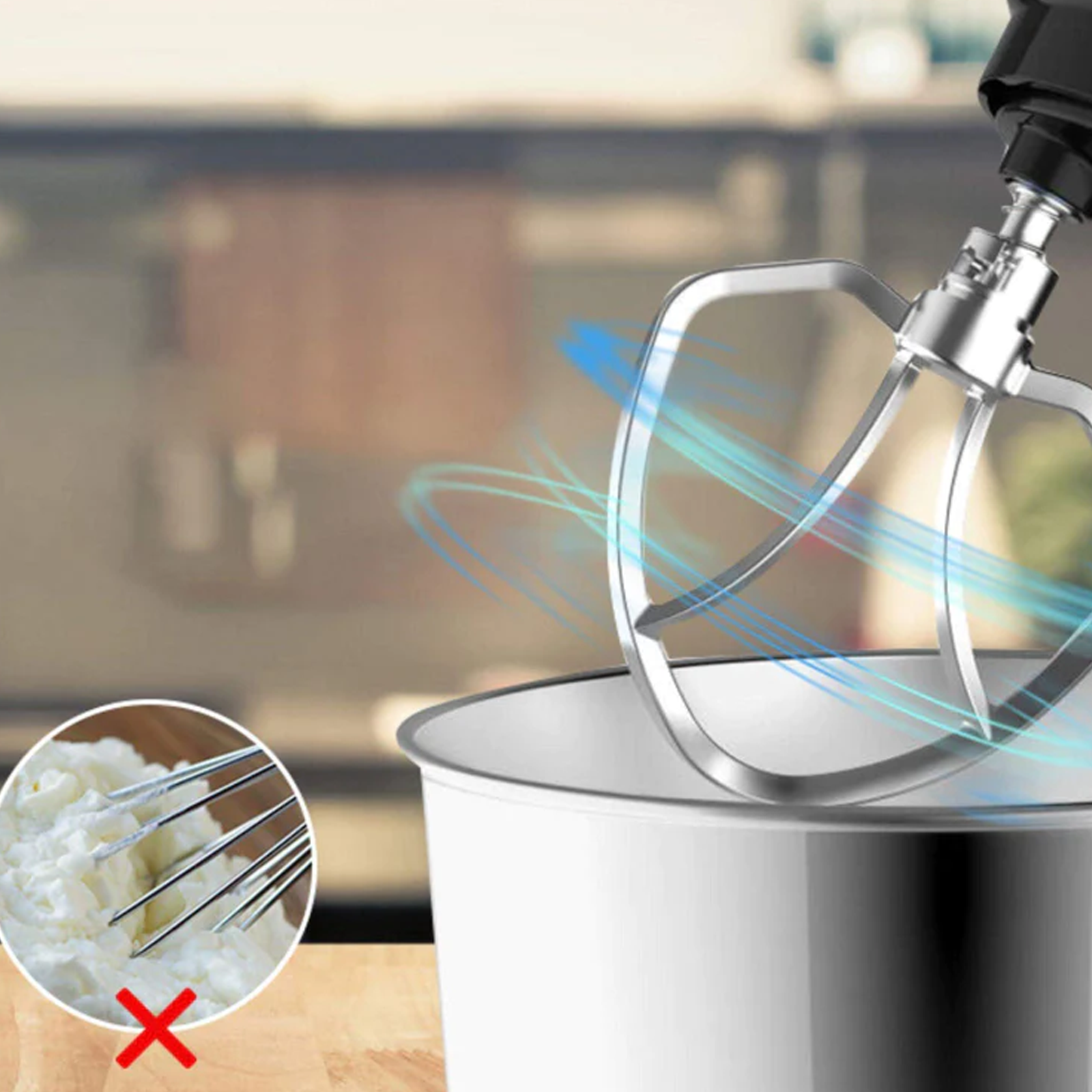 Ein Mixer mit einem speziellen Schneebesenaufsatz, illustriert mit einem Diagramm zur Funktionsweise.