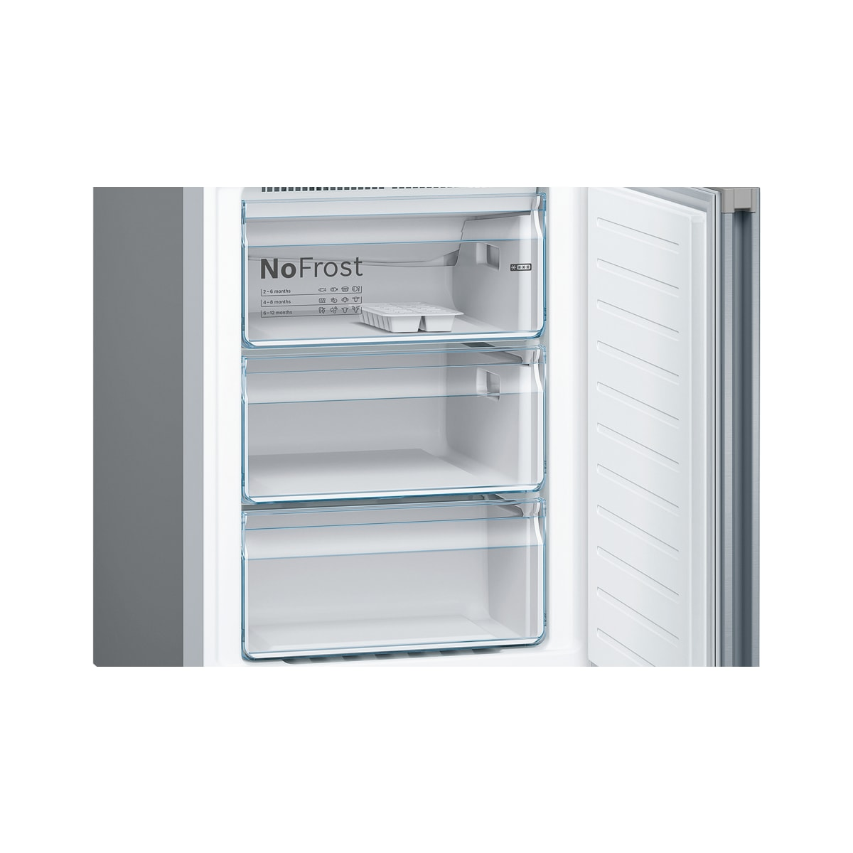 Dentro de un congelador de refrigerador con tres cajones.