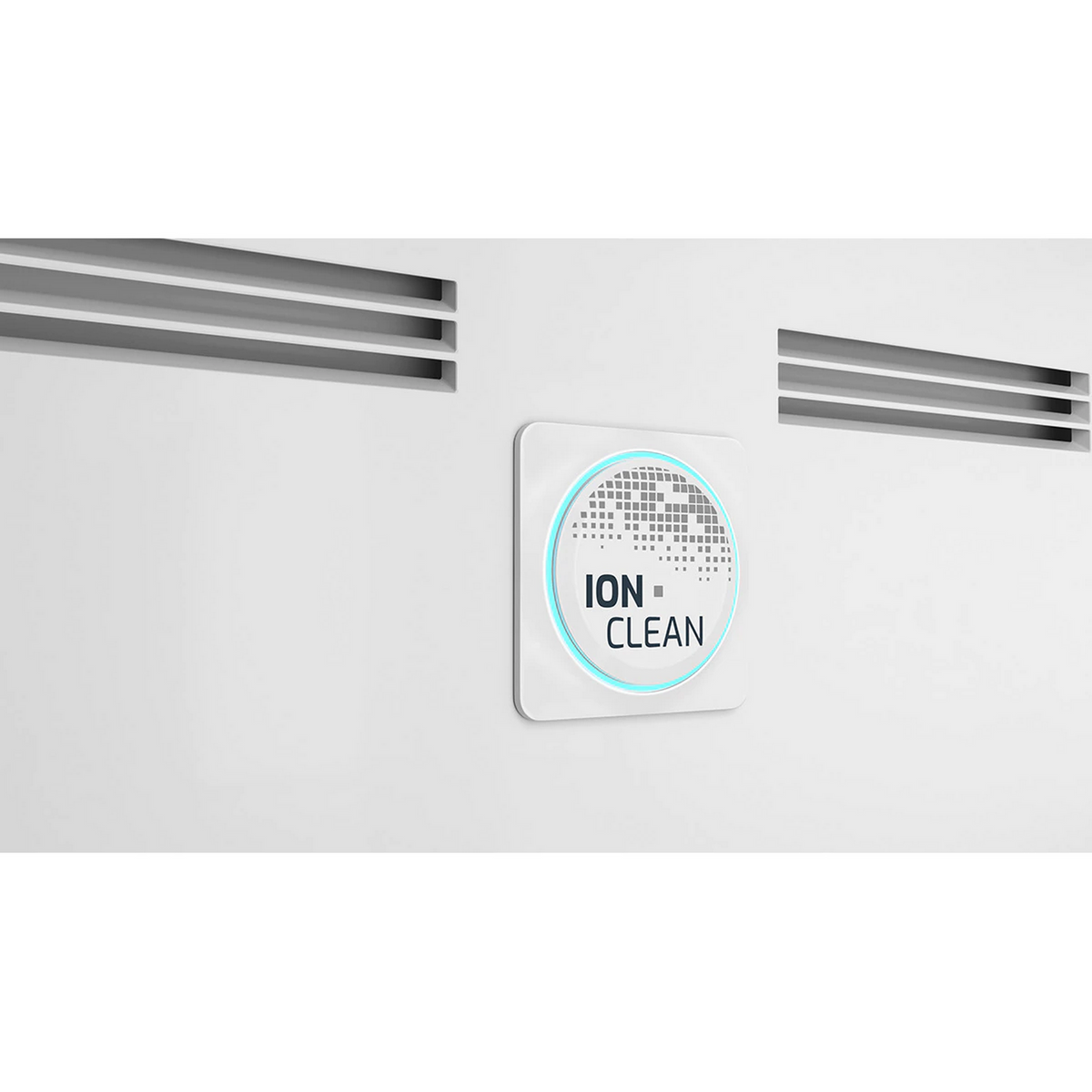Beyaz yüzeyde mavi ışıklı bir Ion Clean düğmesinin yakından görünümü.