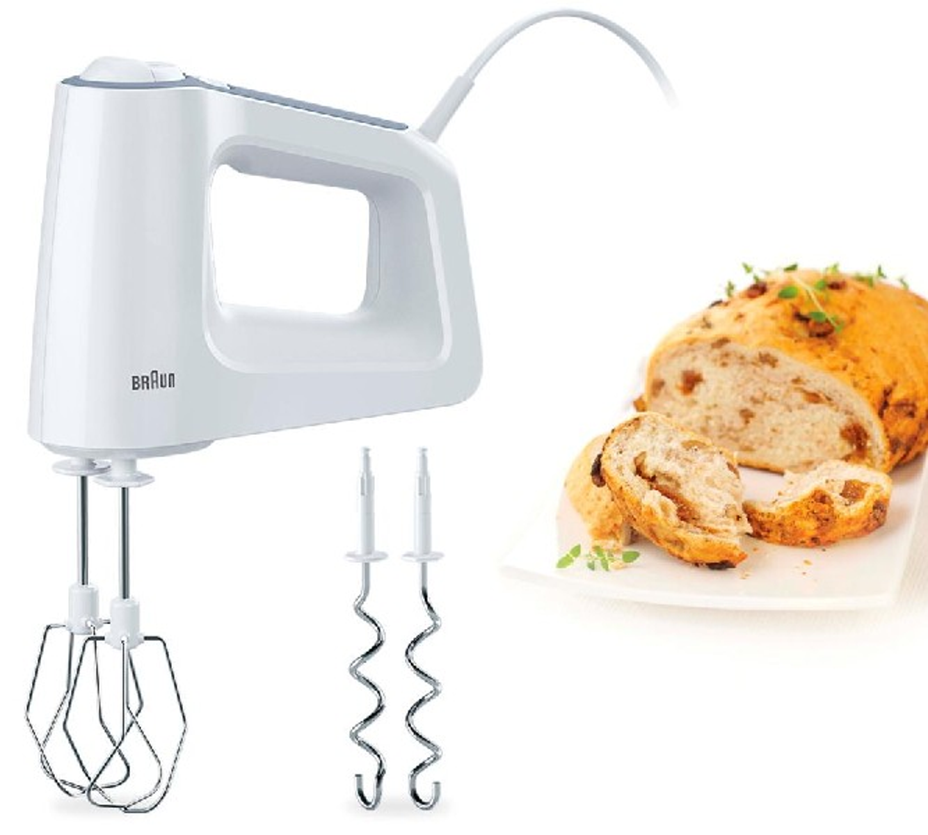 Biały mikser ręczny Braun z dwoma trzepaczkami i bochenek chleba na białym talerzu.