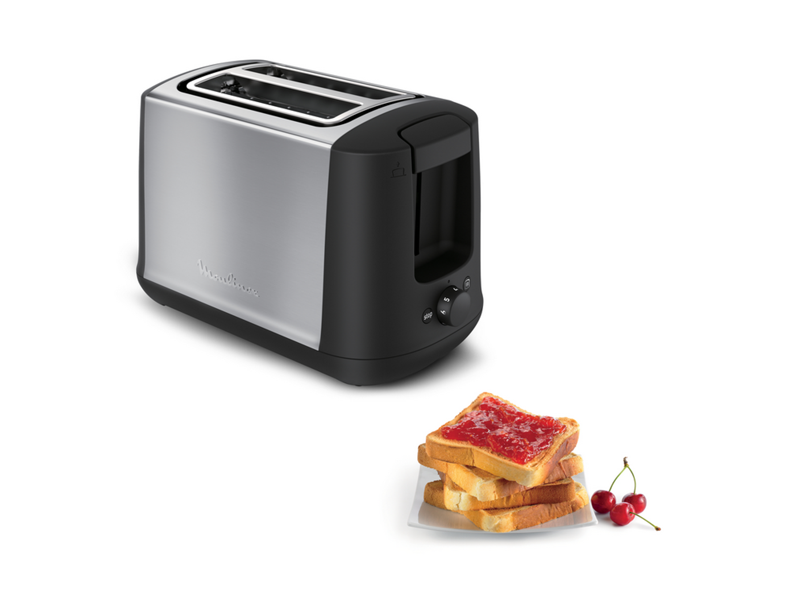Srebrno-czarny toster z tostami i wiśniami. Toster jest na białym tle.