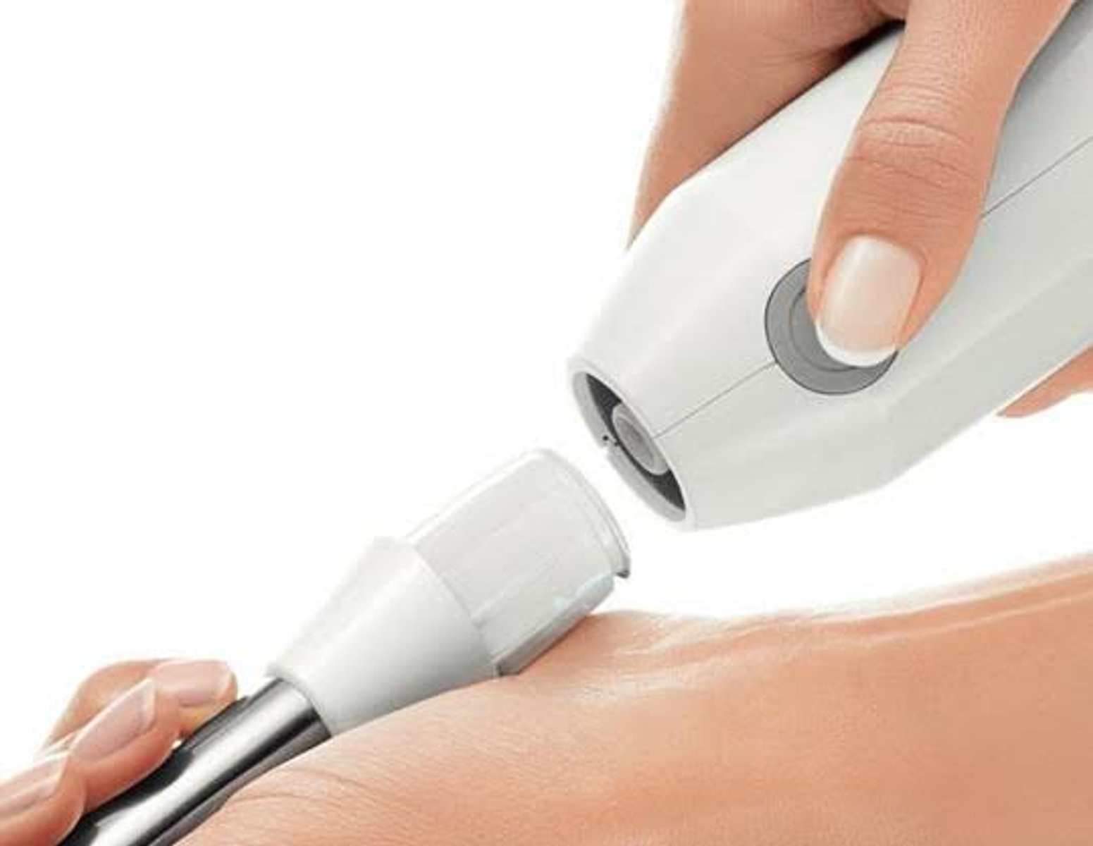 Dłoń trzyma białe urządzenie elektryczne, z nasadką narzędziową.