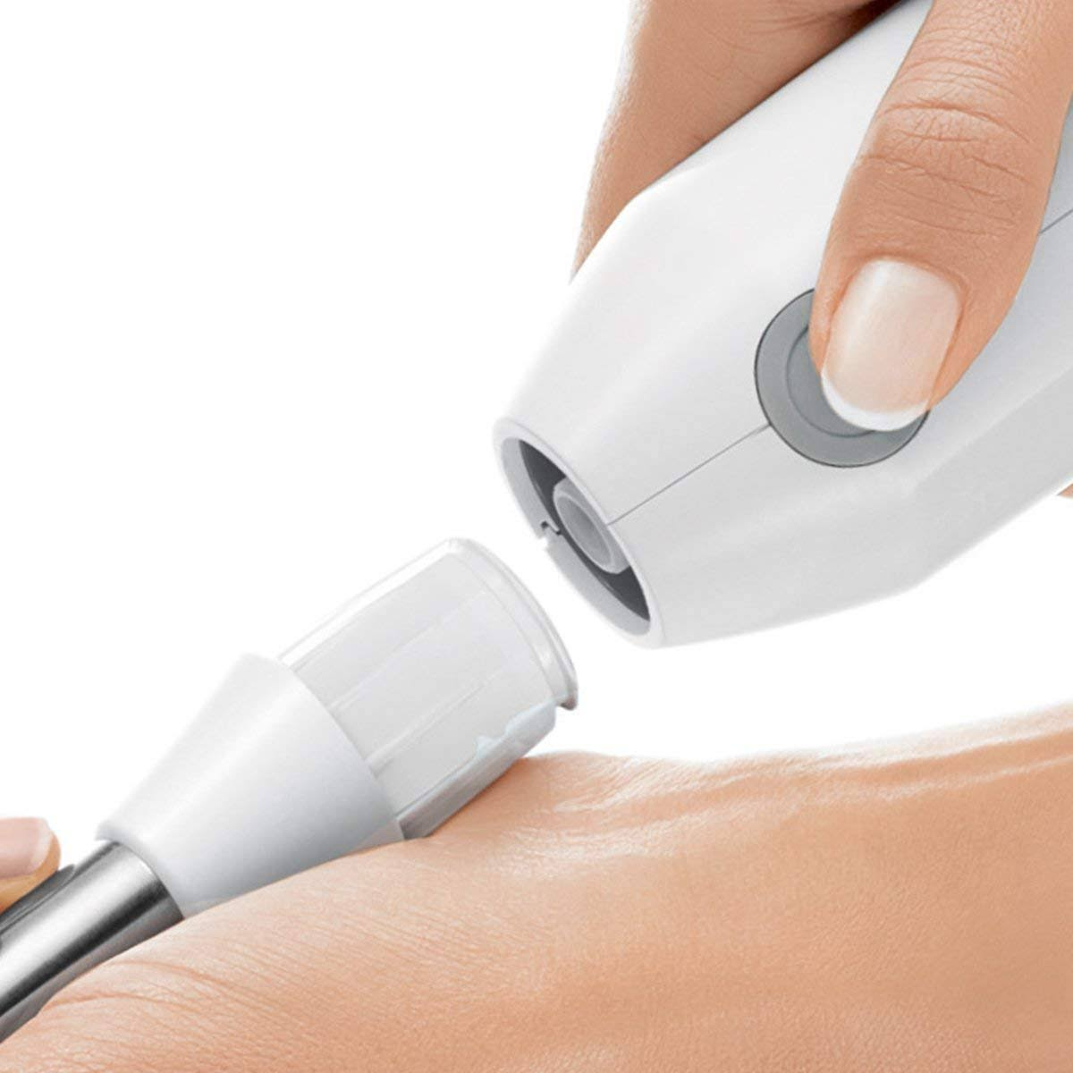 Ręce mocujące białą nakładkę szczotkową do białego blendera ręcznego.