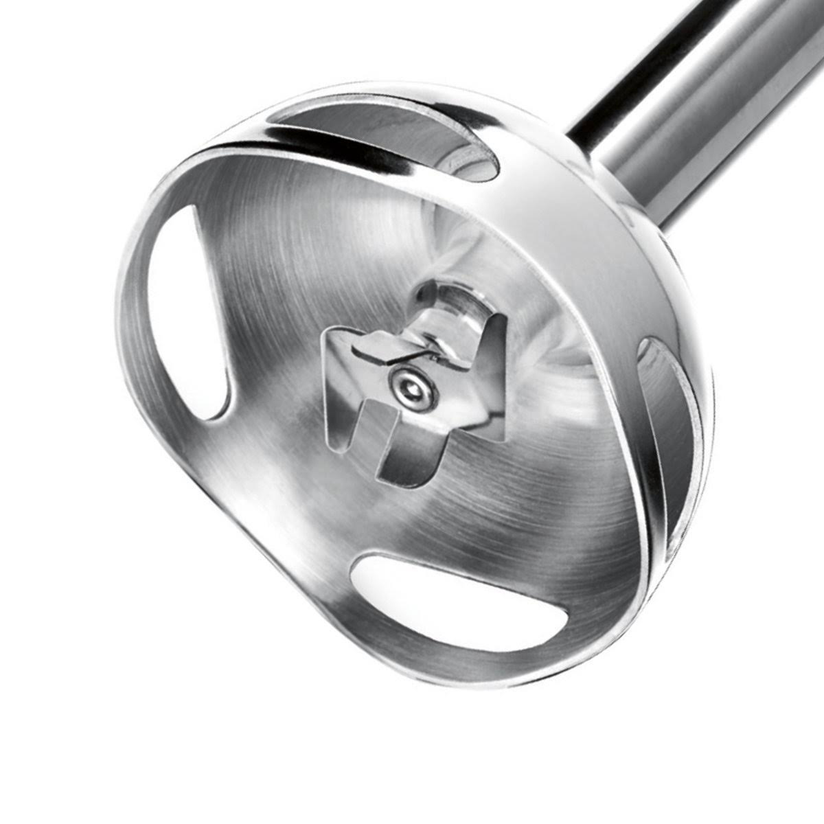 Zbliżenie srebrnej głowicy blendera zanurzeniowego z ostrzem. Blender jest na białym tle.