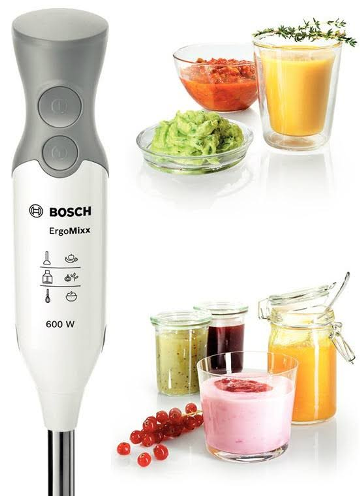 Blender ręczny ze składnikami w szklankach i słoikach na białej powierzchni.